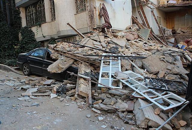 نجات مصدومان حادثه ریزش ساختمان در شهرک فرهنگیان همدان